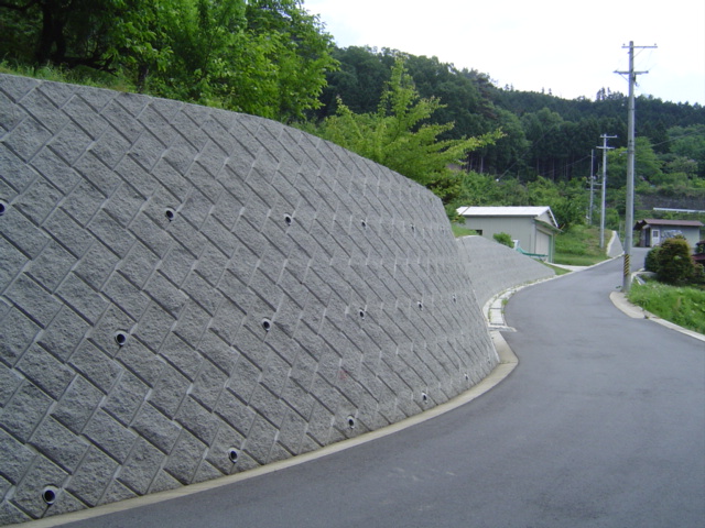 ニューストン間知石型を使用した石積み擁壁 施工事例 1